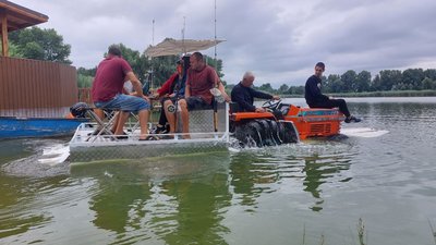 Оре, косить, обгортає та пливе річкою: черкащанин змайстрував водний трактор