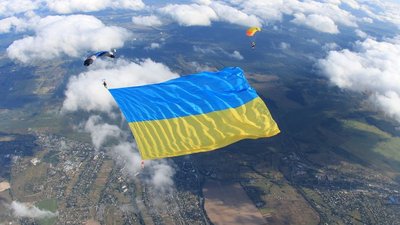 Військовий з Одеси встановив рекорд України, розгорнувши в небі найбільший прапор