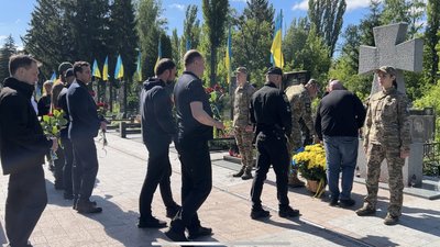 У Полтаві вшанували загиблих у Другій світовій війні: покладання квітів на Алеї Героїв У Полтаві вшанували загиблих у Другій світовій війні: покладання квітів на Алеї Героїв