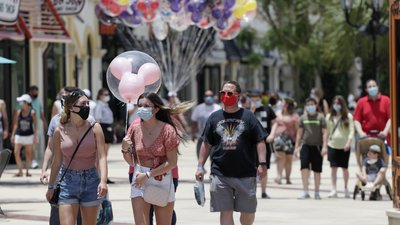 Міккі Маус на дистанції. Disney World у США поновлює роботу попри спалах вірусу