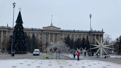 Свята закінчились — на Соборній площі у Миколаєві демонтують новорічні прикраси