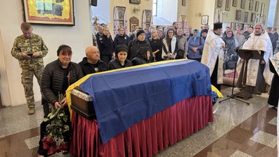 У Полтаві попрощалися із солдатом Володимиром Жаданом, який поліг на війні з РФ У Полтаві попрощалися із солдатом Володимиром Жаданом, який поліг на війні з РФ