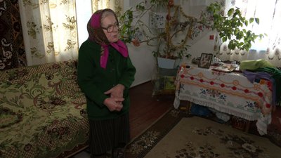 85-річна жінка живе сама 85-річна жінка живе сама