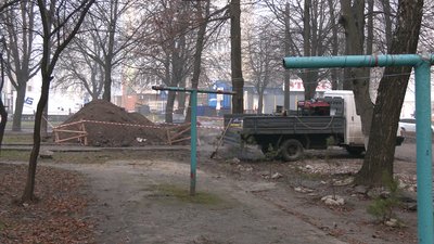 У Рівному через аварію на трубопроводі кілька будинків та дитсадок залишились без води У Рівному через аварію на трубопроводі кілька будинків та дитсадок залишились без води
