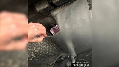 На Рівненщині водій запхав хабар під килимок у поліцейському авто На Рівненщині водій запхав хабар під килимок у поліцейському авто