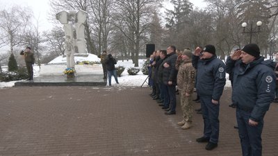 Молебен та квіти до пам'ятника: у Чернігові відзначили 102-гу річницю Акта Злуки Молебен та квіти до пам'ятника: у Чернігові відзначили 102-гу річницю Акта Злуки