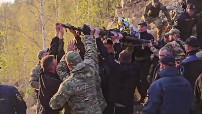 Що розповіли боєці нацгвардії та лікар про хлопчика, який впав у кар'єр