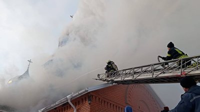 Рятувальники продовжують ліквідовувати пожежу у Храмі Феодосія Чернігівського Рятувальники продовжують ліквідовувати пожежу у Храмі Феодосія Чернігівського