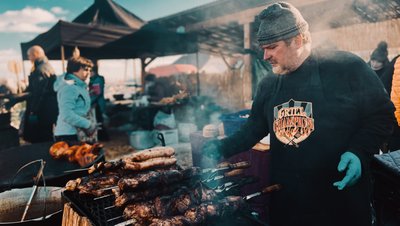 Рулька, язичок, пікниця, вушка й бограч: на Закарпатті пройшов гастрофестиваль гентешів. Репортаж