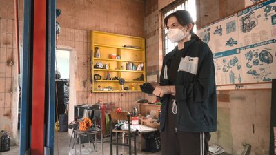 Студентка пофарбувала понад сто автівок для фронту Студентка пофарбувала понад сто автівок для фронту