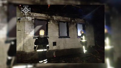 Рятувальники гасять пожежу в будинку. Прилуччина Рятувальники гасять пожежу в будинку. Прилуччина