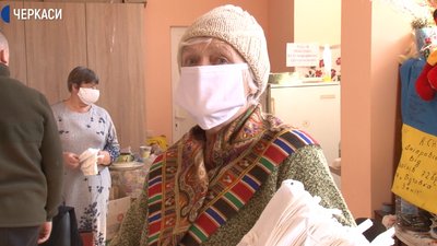 Черкаські волонтери шиють маски для захисників Черкаські волонтери шиють маски для захисників