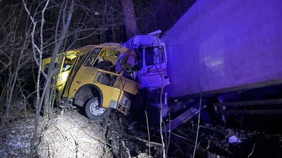 Вантажівка виїхала на зустрічну смугу та зіштовхнулася з автобусом: на Вінниччині загинули дві людини