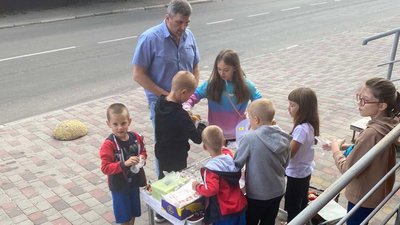 Діти вирішили продати іграшки: у Рівному мешканці багатоповерхівки зібрали гроші для пораненого бійця Діти вирішили продати іграшки: у Рівному мешканці багатоповерхівки зібрали гроші для пораненого бійця