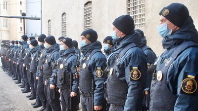 У Мукачеві вулиці патрулюють поліцейські з нацгвардією У Мукачеві вулиці патрулюють поліцейські з нацгвардією