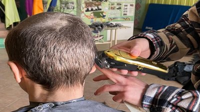 Кожен воює на своєму фронті. До миколаївського села приїхали перукарі