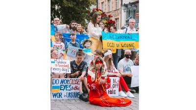"Не закривай очі на війну" – житомиряни у Польщі долучилися до пікету на підтримку України "Не закривай очі на війну" – житомиряни у Польщі долучилися до пікету на підтримку України