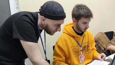 Еван Слободниченко з працівником центру Еван Слободниченко з працівником центру