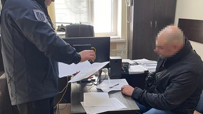 Поліцейського засудили за побиття адвоката
