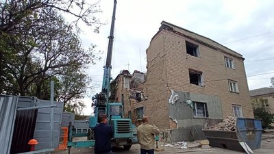 "Усе контрольовано". В Одесі зруйнували частину стіни будинку, де раніше вибухнув газ