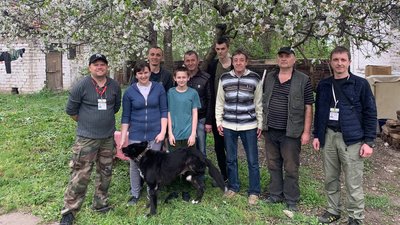 Волонтери з Луганщини, які евакуювалися до Кривого Рогу, возять гуманітарні вантажі й вивозять людей з«гарячих» точок Волонтери з Луганщини, які евакуювалися до Кривого Рогу, возять гуманітарні вантажі й вивозять людей з«гарячих» точок