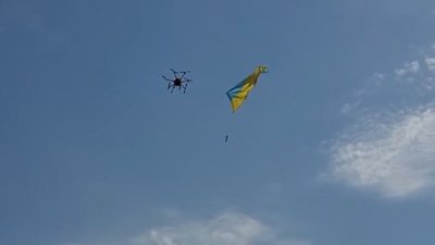 Львівські тероборонівці показали проліт БПЛА з прапором України поблизу лінії зіткнення
