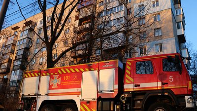 У Дніпрі сталася пожежа в п'ятиповерхівці, рятувальники виявили тіла двох людей У Дніпрі сталася пожежа в п'ятиповерхівці, рятувальники виявили тіла двох людей