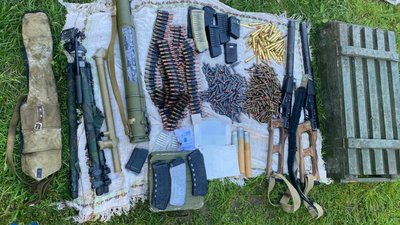 На Чернігівщині викрили підозрюваних, що обладнали тайники зі зброєю для ДРГ, які планували "прорив" з Росії