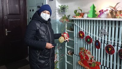 Тернополянка понад 30 років прикрашає прибудинкову територію до Різдвяних свят Тернополянка понад 30 років прикрашає прибудинкову територію до Різдвяних свят