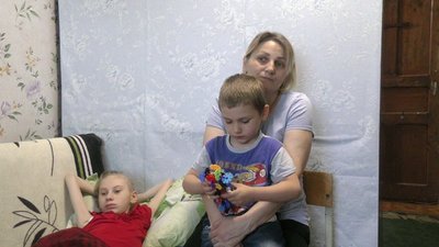 Херсонка Галина Коперсако на лікування доньки заробляє вишивкою