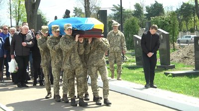 У Житомирі попрощалися з десантником Русланом Мошківським, який загинув від ворожої кулі У Житомирі попрощалися з десантником Русланом Мошківським, який загинув від ворожої кулі