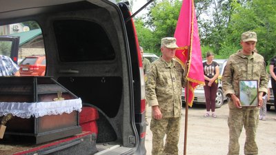 На Тернопільщині в останню дорогу провели воїна Олександра Майбороду