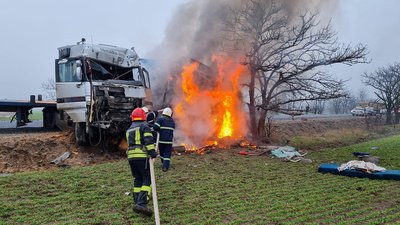 На Миколаївщині зіткнулися дві вантажівки: одне авто загорілося, водій іншого в лікарні