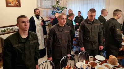 У Тернополі військові артилерійської бригади та нацгвардійці зустріли Святвечір У Тернополі військові артилерійської бригади та нацгвардійці зустріли Святвечір