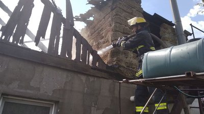 На Херсонщині горів дах одноповерхового житлового будинку