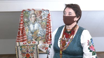 Пташки та баранці: "Запорізькі берегині" завершили вишивати всеукраїнський рушник Пташки та баранці: "Запорізькі берегині" завершили вишивати всеукраїнський рушник