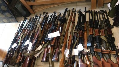 У Чернігові затримали чоловіка, що займався переробкою зброї в гаражі У Чернігові затримали чоловіка, що займався переробкою зброї в гаражі