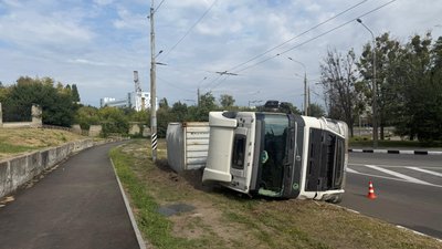 Вантажівка Volvo перекинулася на дорозі в Харкові