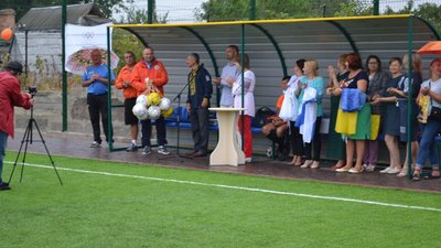 У Первозванівці відкрили стадіон зі штучним покриттям У Первозванівці відкрили стадіон зі штучним покриттям