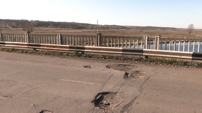 Маневри між ямами: дорога до Холодного Яру на Черкащині потребує ремонту Маневри між ямами: дорога до Холодного Яру на Черкащині потребує ремонту