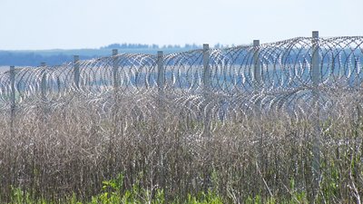 Паркан з колючого дроту та вежі з камерами. На Луганщині облаштовують кордон з Росією Паркан з колючого дроту та вежі з камерами. На Луганщині облаштовують кордон з Росією