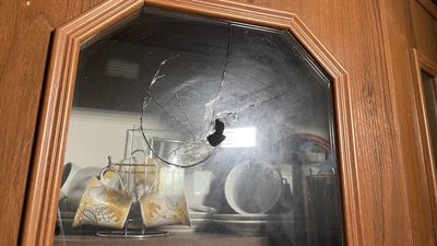 Родина захисника України самотужки відновлює обстріляну росіянами квартиру у Харкові Родина захисника України самотужки відновлює обстріляну росіянами квартиру у Харкові