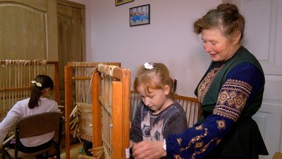 "Потрібно відновлювати цей промисел": у селах на Вінниччині проводять безкоштовні гуртки з рогозоплетіння