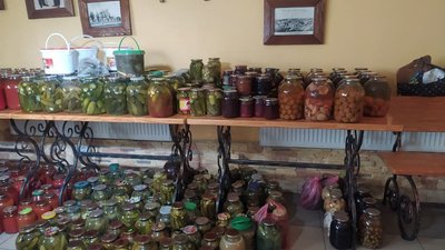 Готують їжу та запасають продукти – у сумському кафе працюють волонтери Готують їжу та запасають продукти – у сумському кафе працюють волонтери