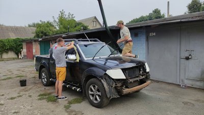 Волонтери камуфлюють авто для бійців Волонтери камуфлюють авто для бійців