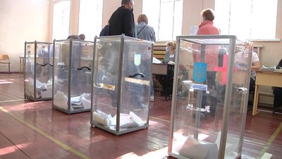 Місцеві вибори у Херсоні: як на дільницях дотримуються карантинного режиму Місцеві вибори у Херсоні: як на дільницях дотримуються карантинного режиму