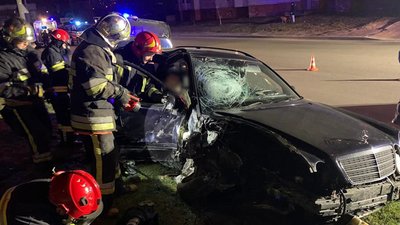 ДТП у Рівному: пасажира легковика діставали рятувальники