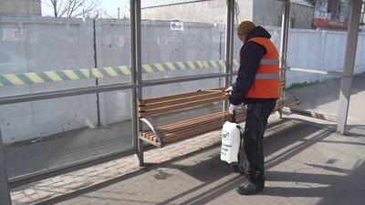 У Миколаєві зупинки громадського транспорту щодня дезінфікують