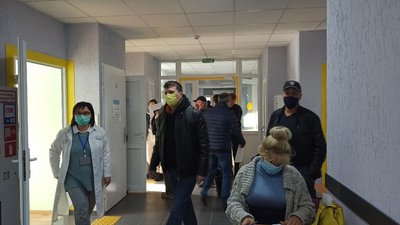 "Червона" зона у Дніпрі. Черги у пунктах вакцинації не меншають "Червона" зона у Дніпрі. Черги у пунктах вакцинації не меншають