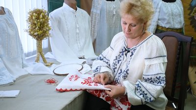 Алла Кісь за вишивкою Алла Кісь за вишивкою
